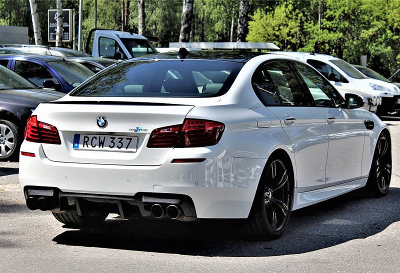 Vit BMW M5 F10 Hartge med Akrapovic stulen i Huddinge