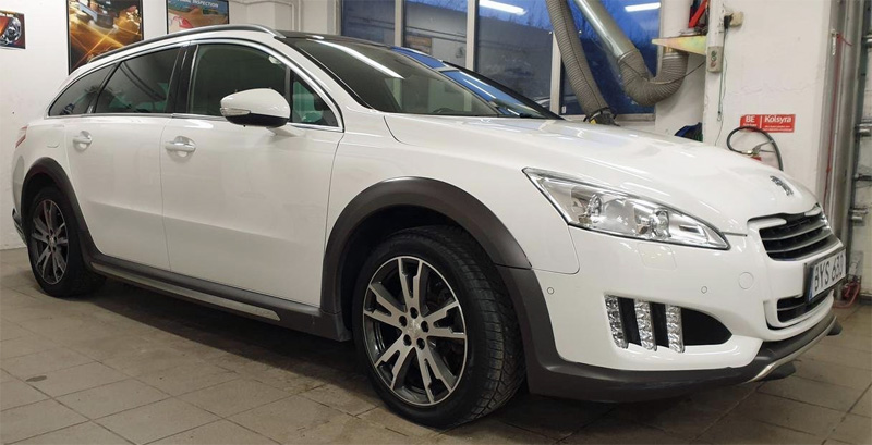 Vit Peugeot 508 SW RXH Hybrid stulen i Vallentuna norr om Stockholm