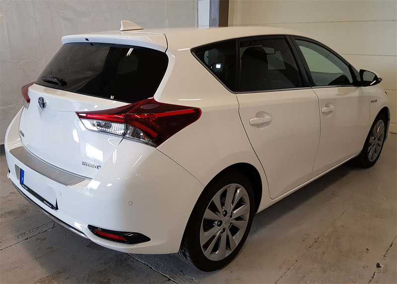 Vit Toyota Auris Hybrid stulen i Limhamn, Malmö