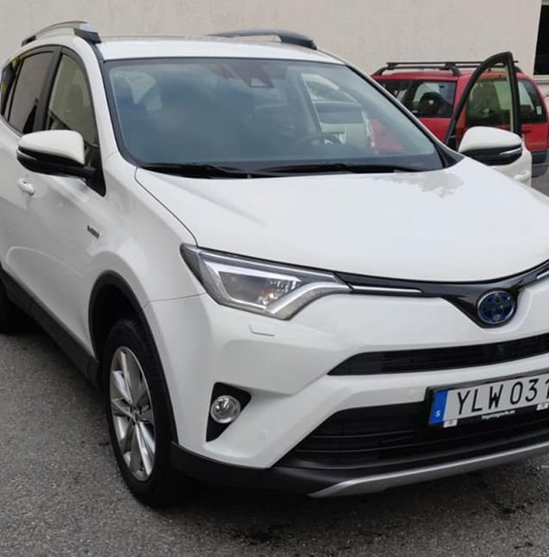 Vit Toyota RAV4 Hybrid 2.5 stulen i Sollentuna norr om Stockholm