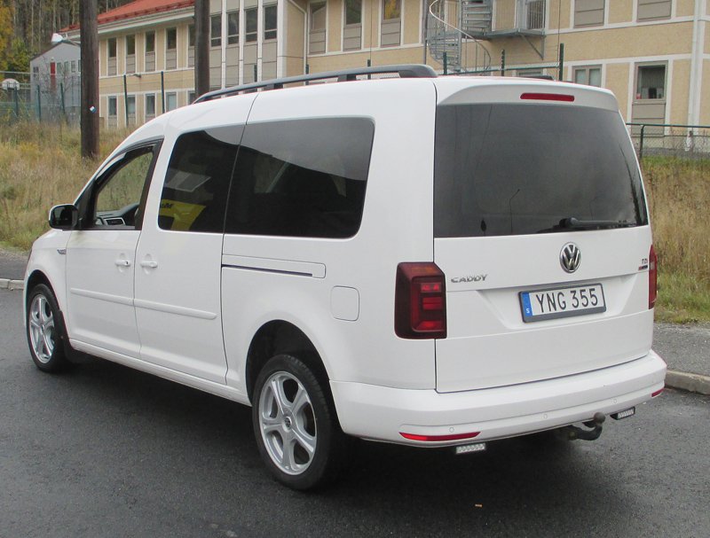 Vit Volkswagen Caddy Maxi Life 2.0 TDI provkörd och ej återlämnad i Huddinge söder om Stockholm