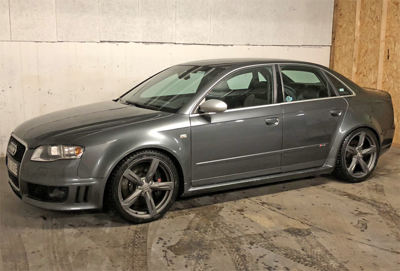 Grå metallic Audi RS 4 Sedan 4.2 V8 Quattro stulen i Sorunda norr om Nynäshamn