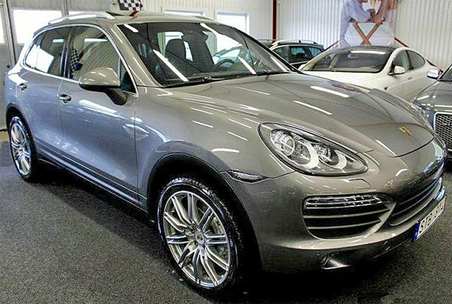 Grå metallic Porsche Cayenne S stulen i Knivsta mellan Stockholm och Uppsala