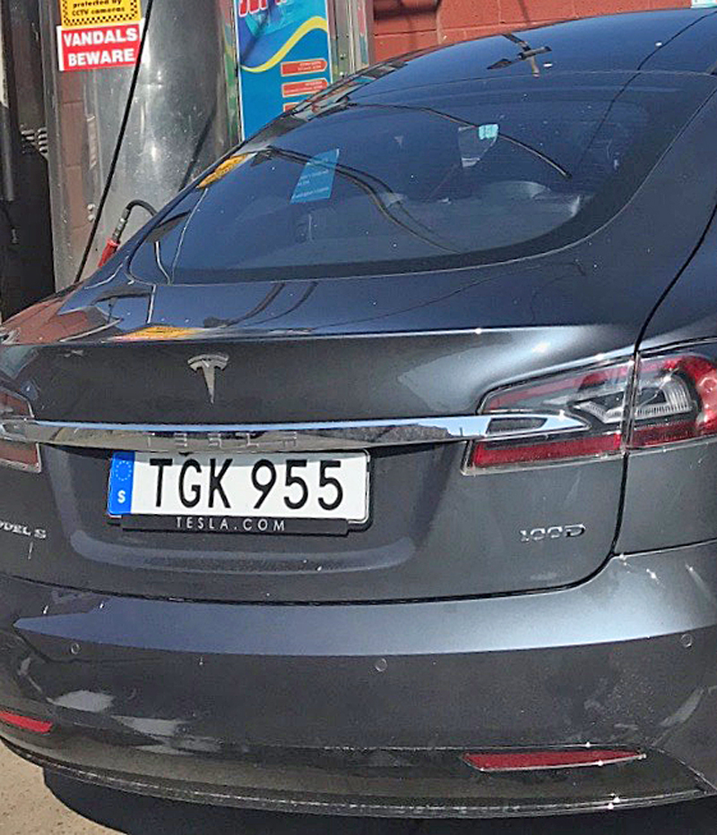 Grå metallic Tesla Model S 100D AWD stulen i Bjärred norr om Malmö 