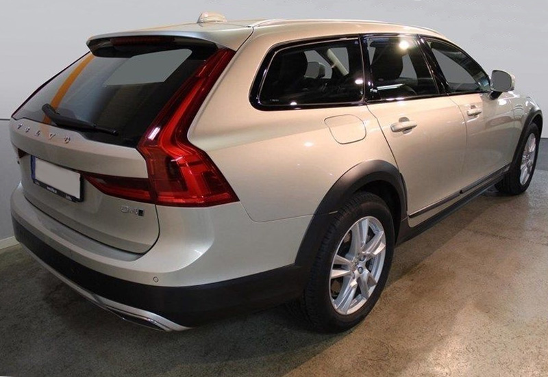 Ljust brunmetallic Volvo V90 Cross Country D4 AWD stulen i Upplands Väsby norr om Stockholm