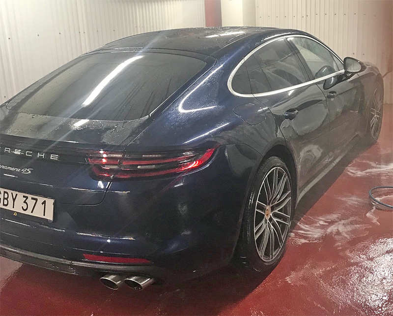 Mörkblå metallic Porsche Panmera 4S och vit Porsche 991/ 911 GT3 RS stulna efter villainbrott i Saltsjöbaden utanför Stockholm