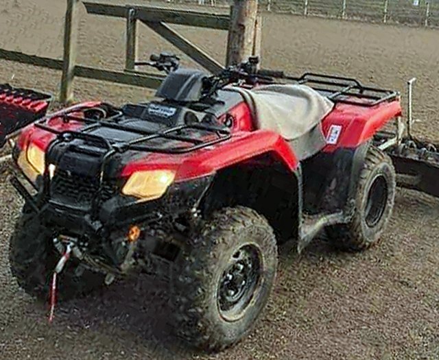 Röd fyrhjuling Honda Rancher ATV stulen i Södertälje