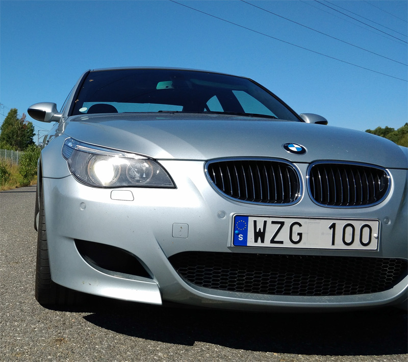 Silverstone metallic BMW M5 E60 stulen i Södertälje