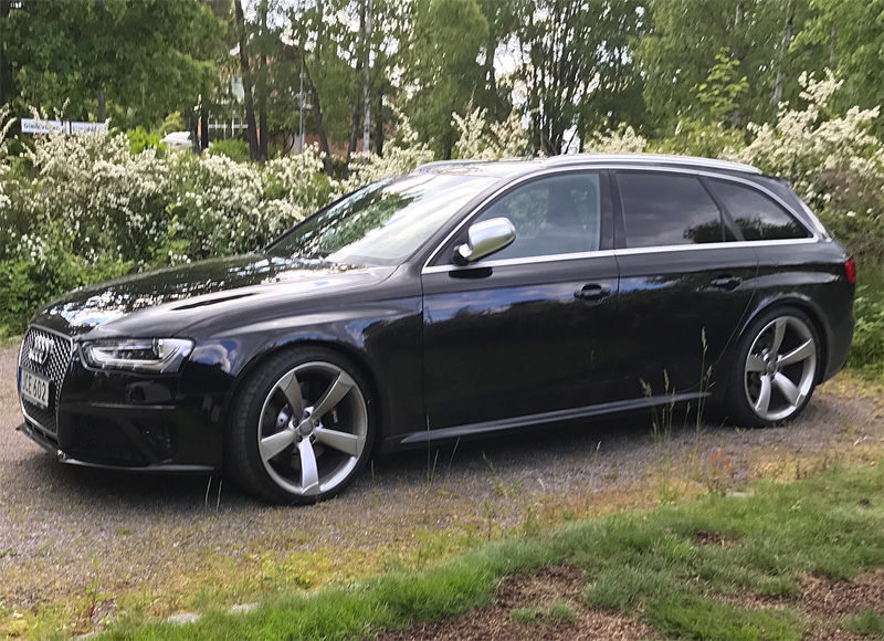 Svart Audi RS4 Avant stulen efter villainbrott i Båstad