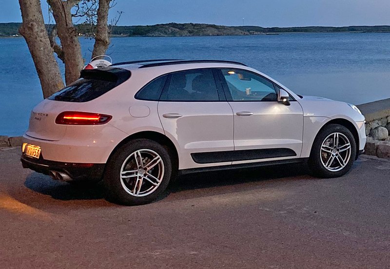 Vit Porsche Macan S Diesel stulen på Särö väster om Kungsbacka