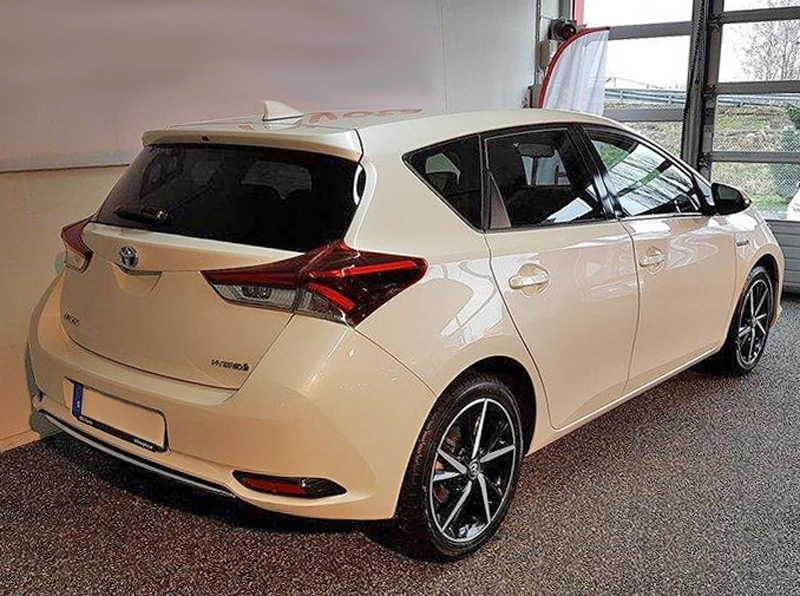 Vit Toyota Auris Hybrid 1.8 stulen på parkeringen vid Hyllie station, Malmö