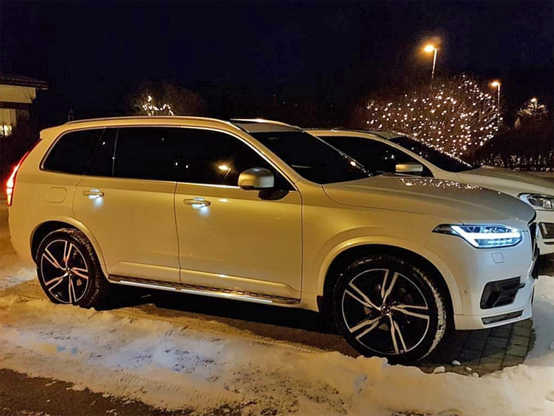 Vit Volvo XC90 D5 AWD R-Design stulen i Upplands Väsby norr om Stockholm