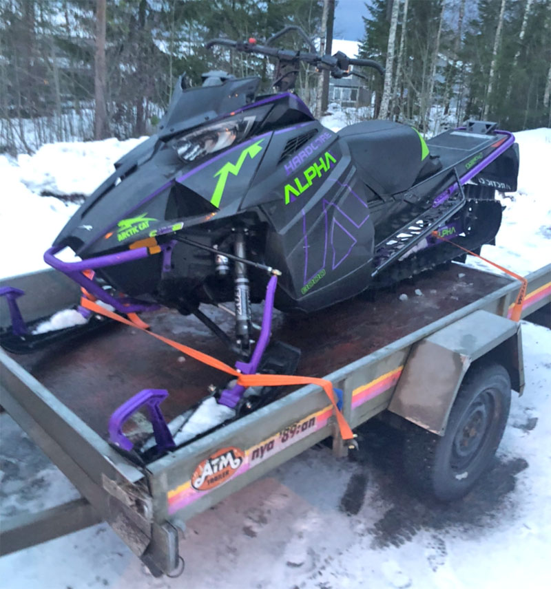 ÅTM släp lastat med en snöskoter Arctic Cat M8000 Alpha stulet i Härnösand