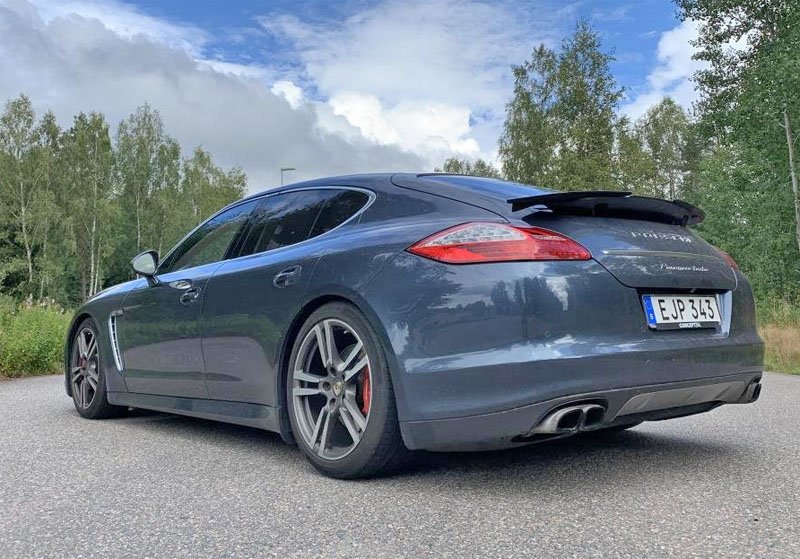 Blåmetallic Porsche Panamera Turbo stulen i Skärholmen, Stockholm