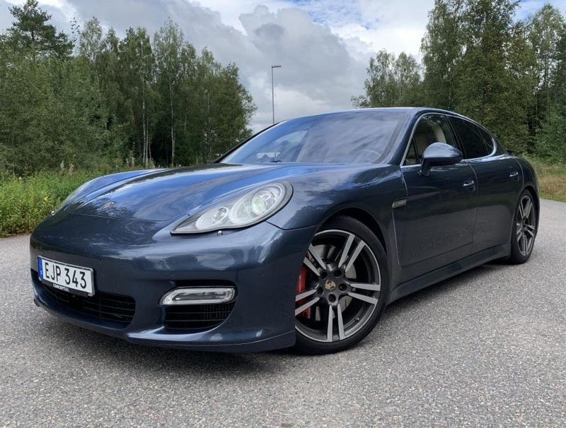 Blåmetallic Porsche Panamera Turbo stulen i Skärholmen, Stockholm