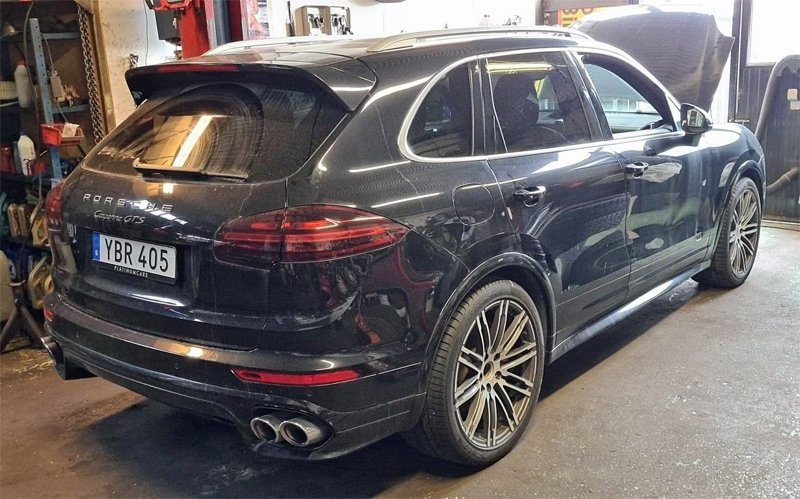 Grå metallic Porsche Cayenne GTS stulen i Gantofta söder om Helsingborg