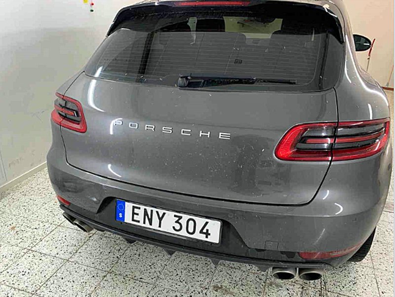 Grå metallic Porsche Macan S Diesel stulen i centrala Göteborg