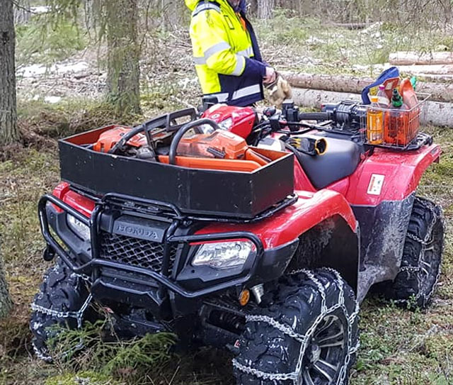 Röd fyrhjuling Honda Rubicon stulen i Harbo nordväst om Uppsala