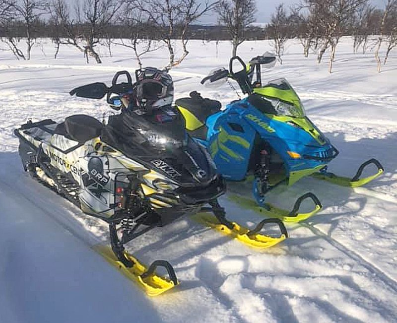 Skotersläp med svart kåpa lastad med Lynx Boondocker 3700 RE 850 och en Ski Doo Freeride 137 800R stulet i Funäsdalen