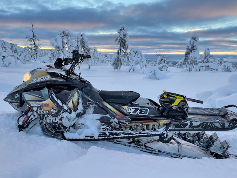 Snöskoter Ski Doo Summit EXP 850 Turbo stulen på Ingarö utanför Stockholm