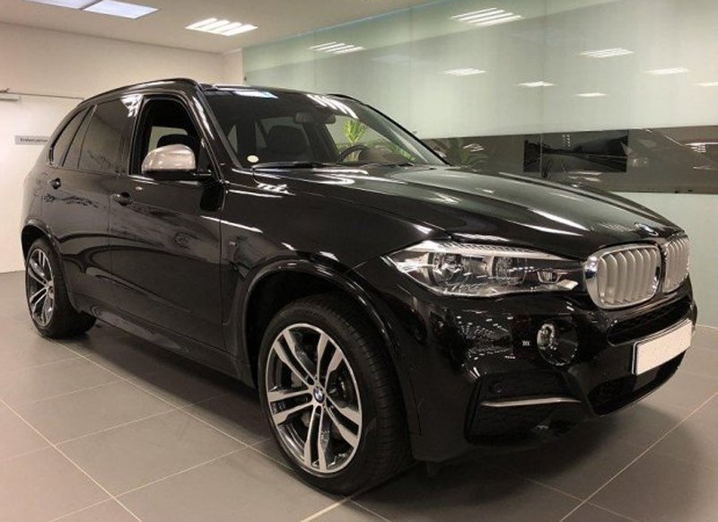 Svart BMW X5 Xdrive M50D stulen i Skara