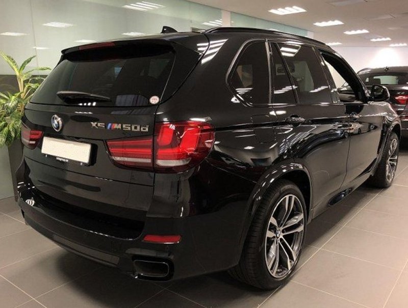 Svart BMW X5 Xdrive M50D stulen i Skara