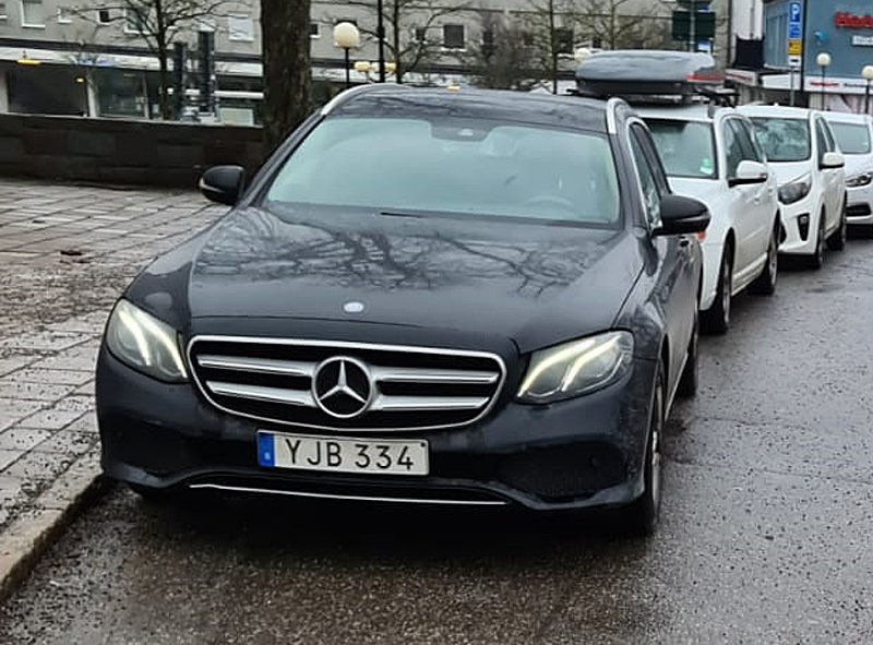 Svart Mercedes Benz E220 D kombi stulen/ rån Vällingby väster om Stockholm