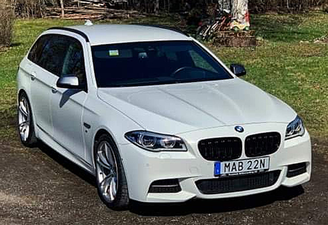 Vit BMW M550D Xdrive Touring stulen i Grästorp