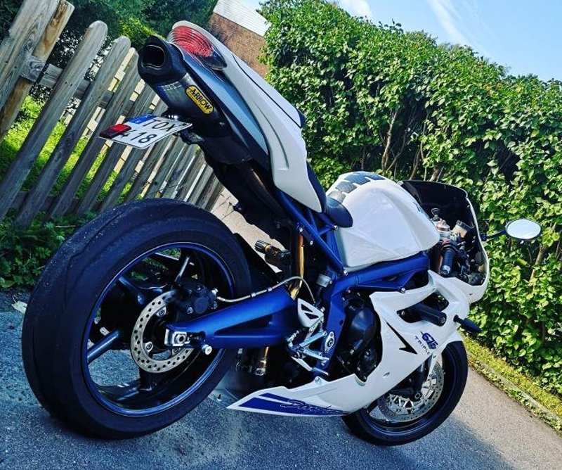 Vit motorcykel Triumph Daytona 675 stulen i Malmö