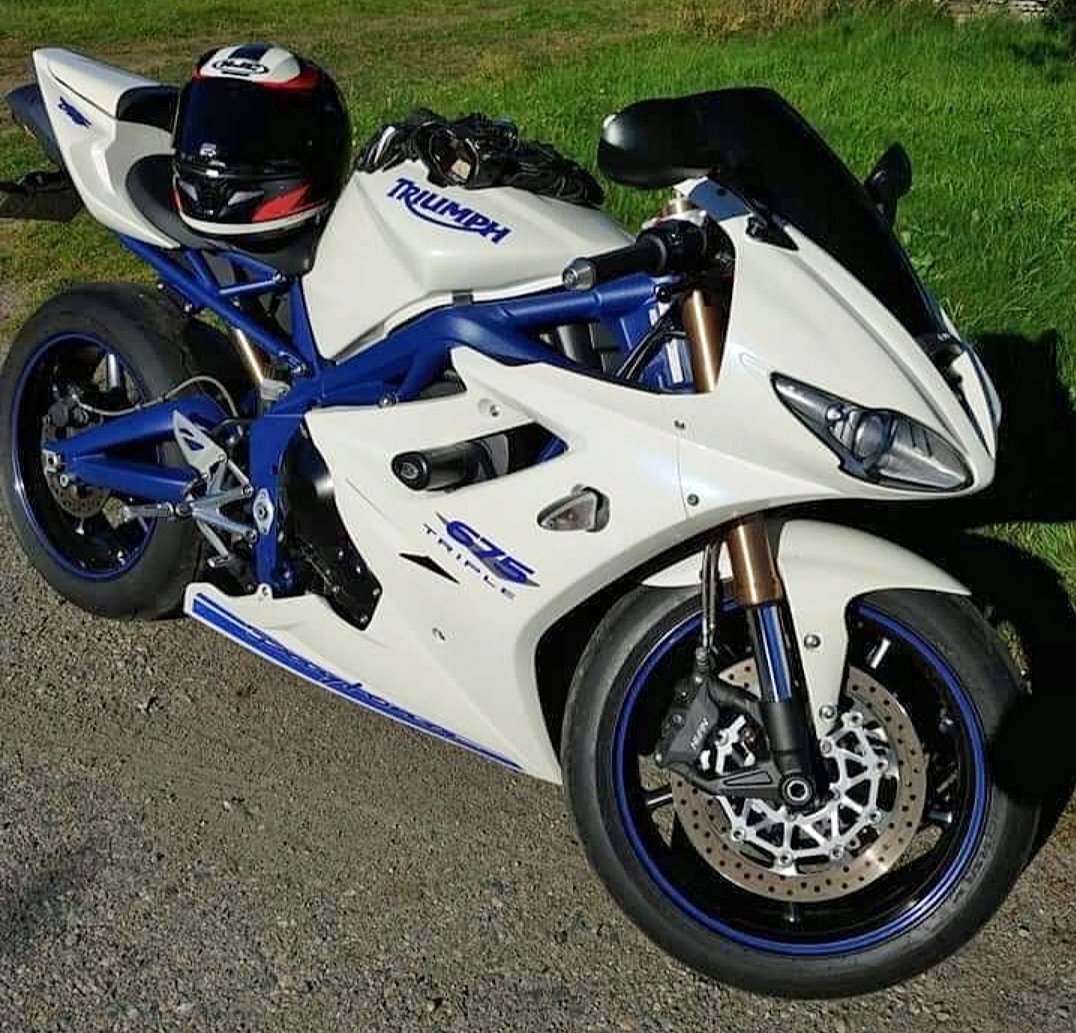 Vit motorcykel Triumph Daytona 675 stulen i Malmö