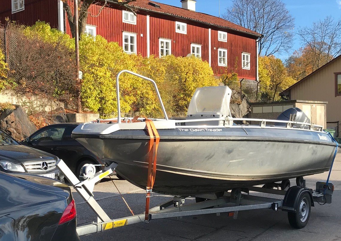Buster L med 50 Hk Yahama stulen på trailer i Södertälje 