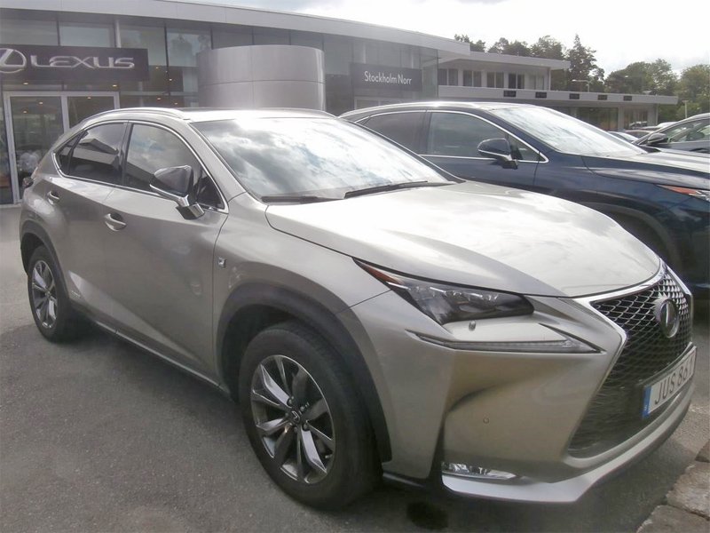 Gråmetallic Lexus NX 300H AWD 2.5 AWD F-Sport stulen i Vallentuna norr om Stockholm