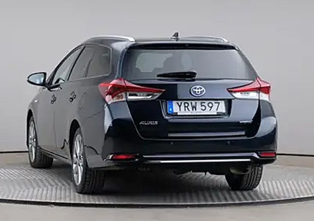 Mörkblå Toyota Auris Touring Sports Hybrid stulen i Uppsala