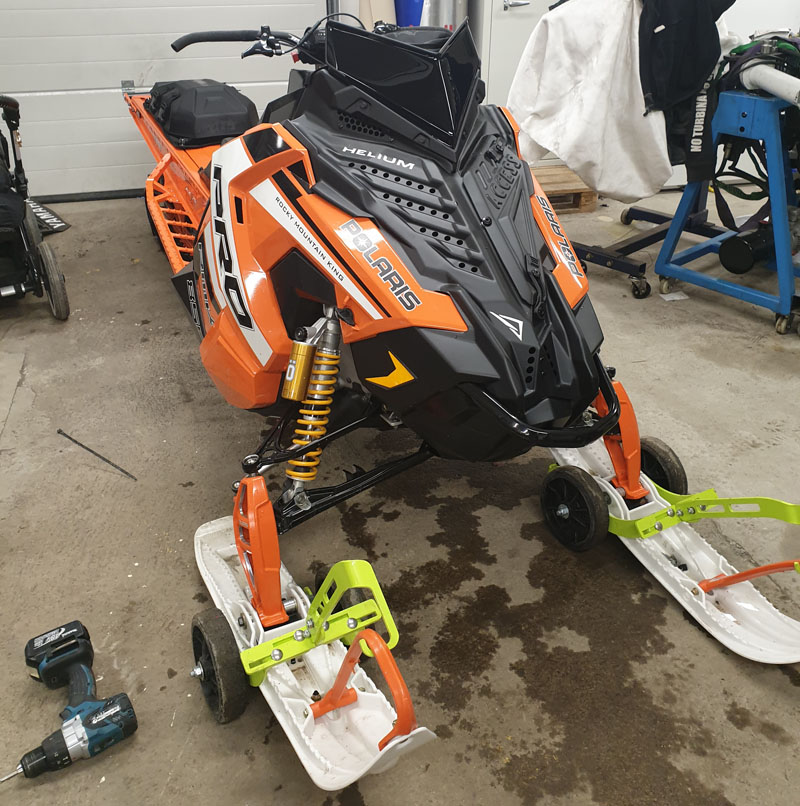 Orange snöskoter Polaris 850 PRO RMK 163 PIDD stulen efter garageinbrott i Rimbo norr om Stockholm