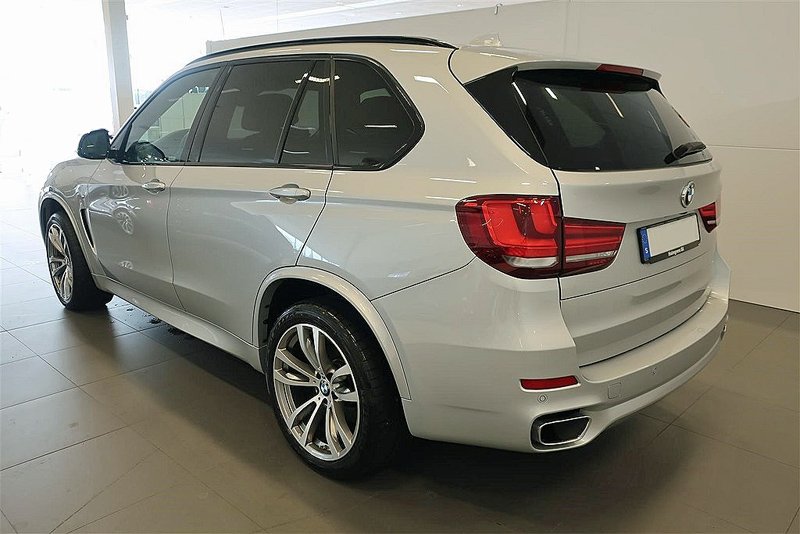 Silvermetallic BMW X5 Xdrive 40D stulen i Spånga nordväst om Stockholm