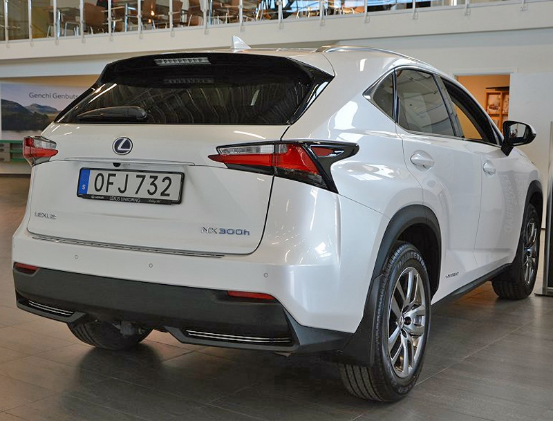 Vit Lexus NX 300H AWD 2.5 stulen i Upplands Väsby norr om Stockholm