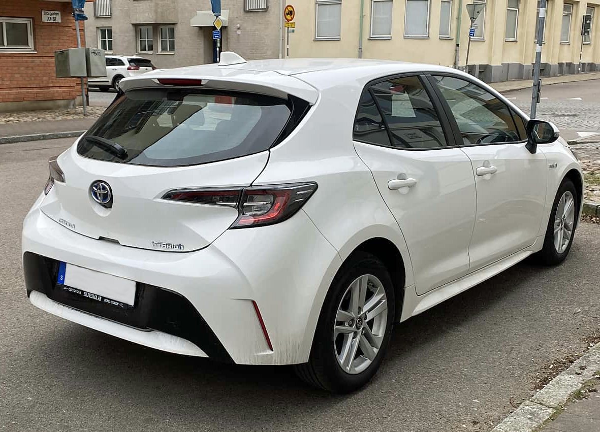 Vit Toyota Corolla Hybrid stulen på söder i Stockholm