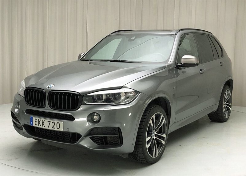 Gråmetallic BMW X5 Xdrive M50D stulen i Täby norr om Stockholm