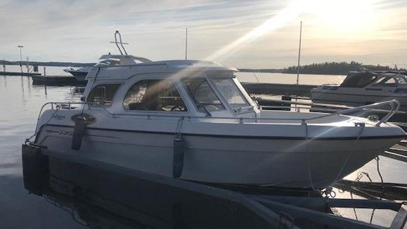 TG King Cruiser 7200 med 115 HK Mercury stulen på trailer i Tyresö öster om Stockholm 