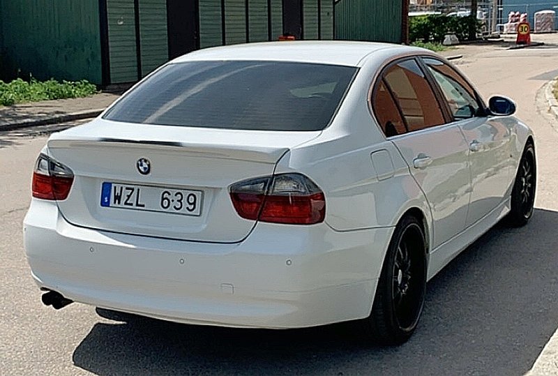 Vit BMW 325I stulen i Helsingborg