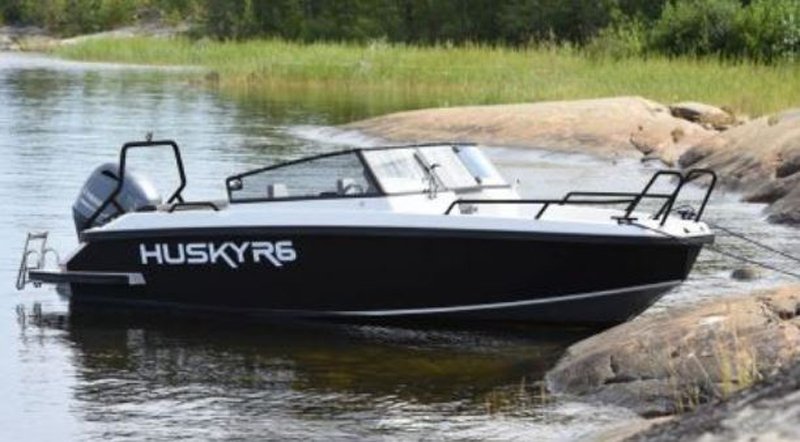 Finnmaster Husky R6 med 130 Hk Yamaha stulen på trailer i Lidköping