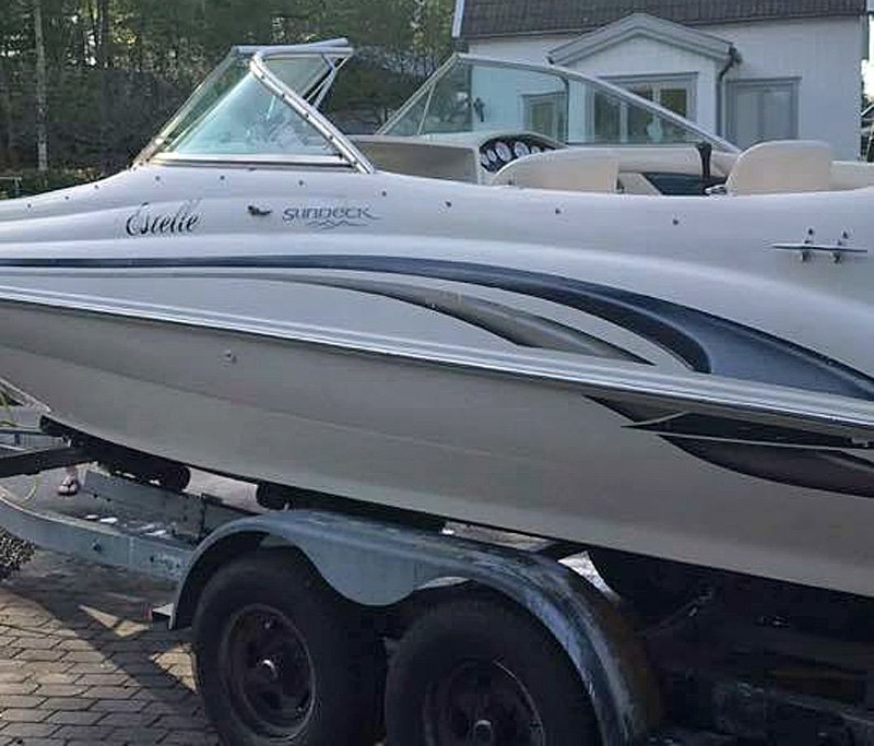 Oregistrerad boggiaxlad trailer lastad med en Sea Ray 210 Sundeck stulen i Floda, båten saknar motor och drev