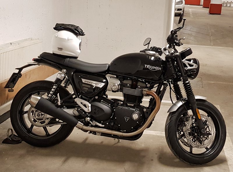 Svart Triumph Speed Twin stulen i Stockholm