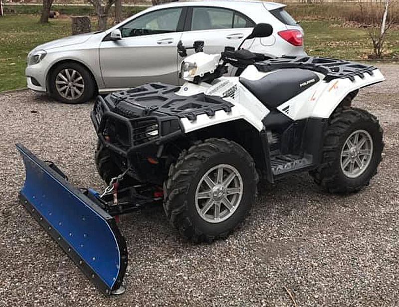 Vit fyrhjuling Polaris Sportsman 850 XP stulen på Väddö norr om Norrtälje