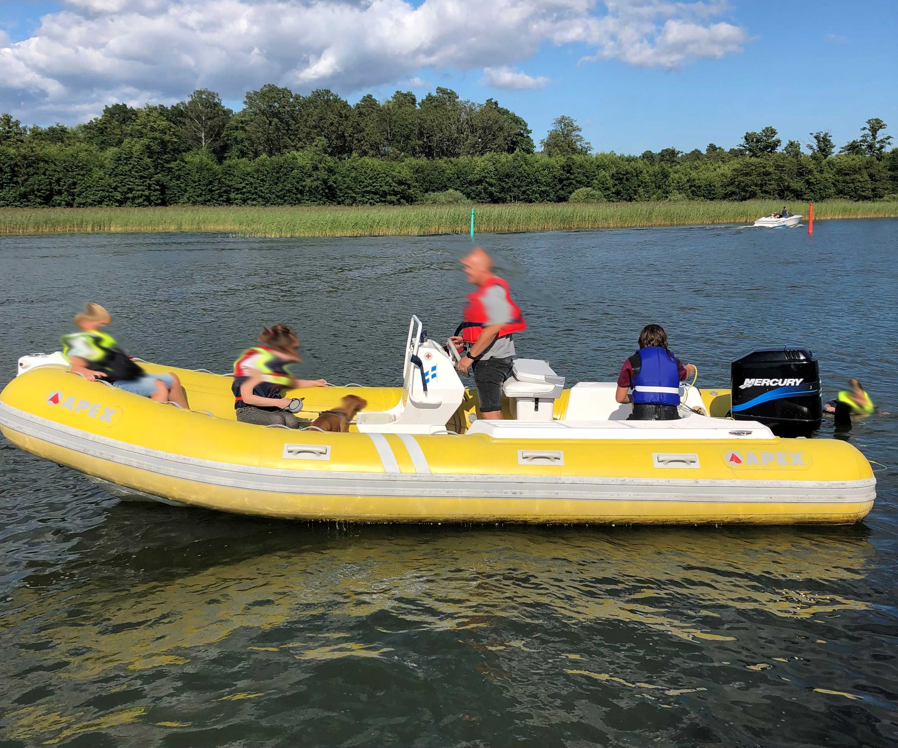 Apex 20 med 125 Hk Mercury stulen på Ekerö i Mälaren väster om Stockholm