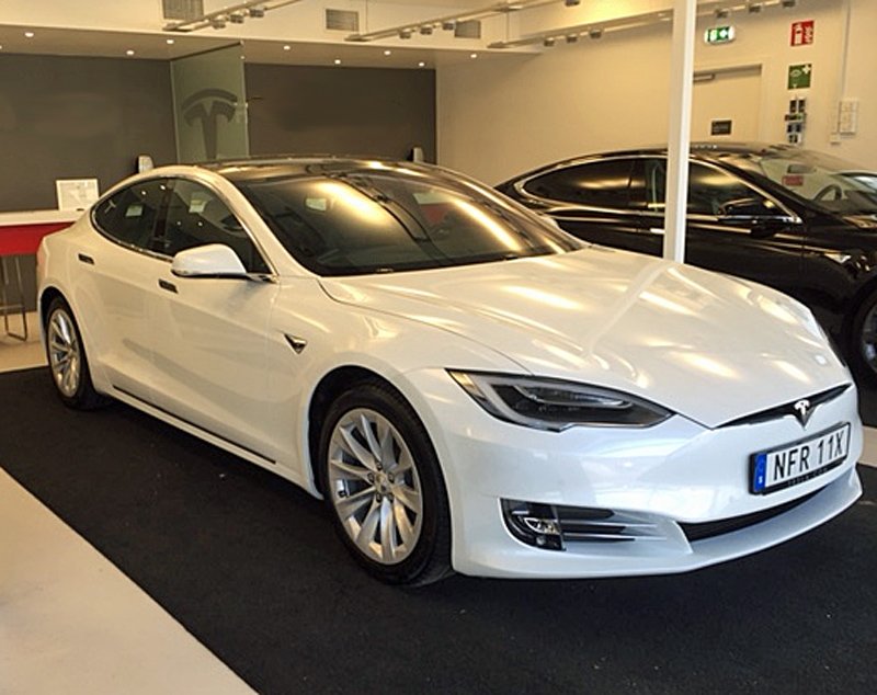 Vit Tesla Modell S stulen i Hittarp norr om Helsingborg 