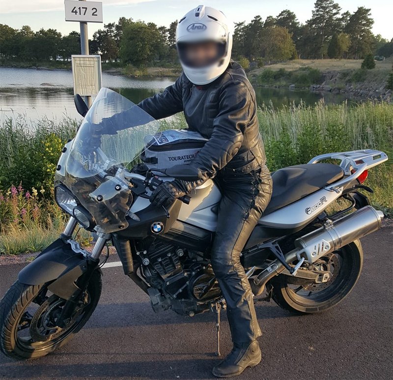 Vit BMW F800 R stulen i Hägersten, Stockholm