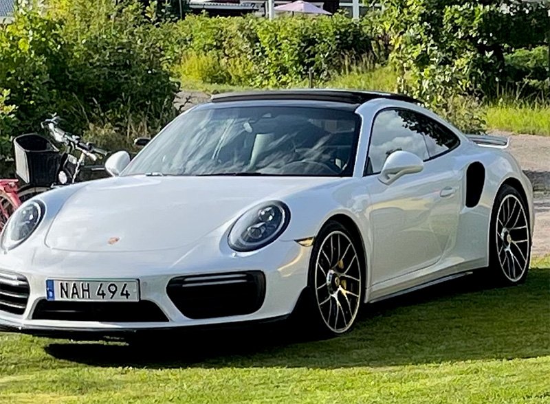 Vit Porsche 911/991 Turbo S stulen i Karlskoga