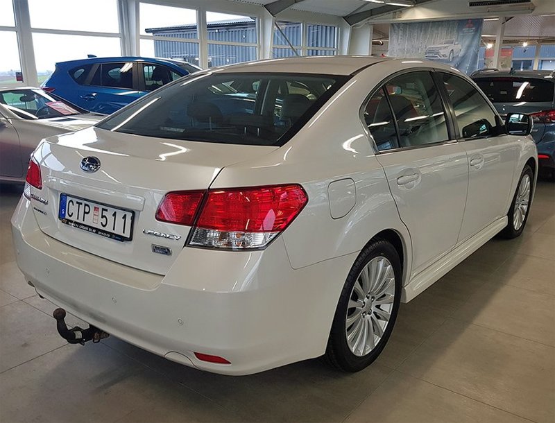 Vit Subaru Legacy 2.0 Sedan stulen i Tomelilla