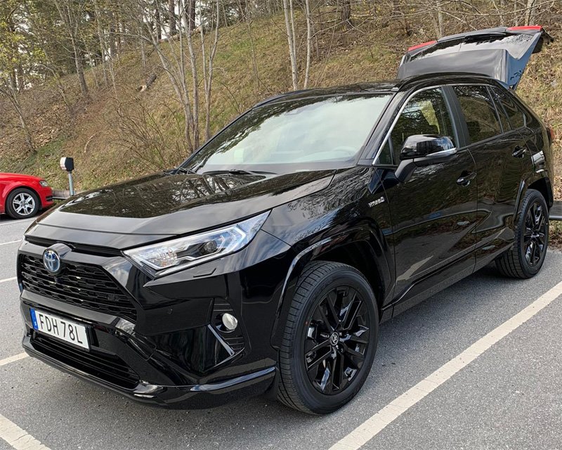 Svart Toyota RAV4 Hybrid AWD stulen i Täby, Stockholm